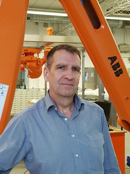 Geschäftsführer Frank Eith vor einer im Bau befindlichen vollautomatischen Montage- und Verpackungslinie für Wasserfilter