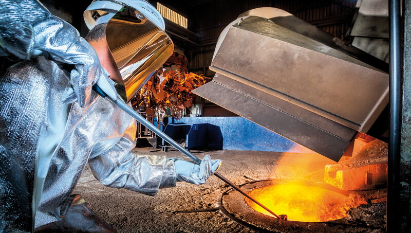 Probenahme: Das flüssige Eisen wird im Schmelzprozess kontinuierlich kontrolliert.