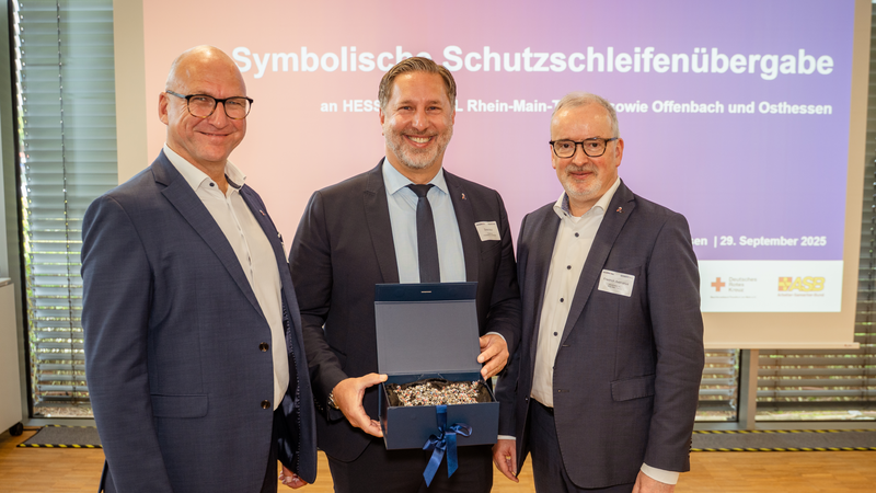 Von links: Jörg Hermann (Geschäftsführer HESSENMETALL Offenbach & Osthessen), Daniel Muth (Polizeipräsident Südosthessen), Friedrich Avenarius (Geschäftsführer HESSENMETALL Rhein-Main-Taunus)