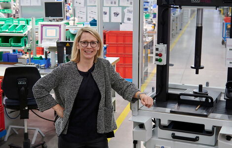 Julia Reichert zeigt eine neue Montagehilfe, mit der man schnell zwei Komponenten zusammenfuegen kann