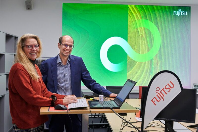 Engagiert im Job: hier mit Josephina Hendriks,  IT-Spezialistin und Kundenberaterin bei Fujitsu