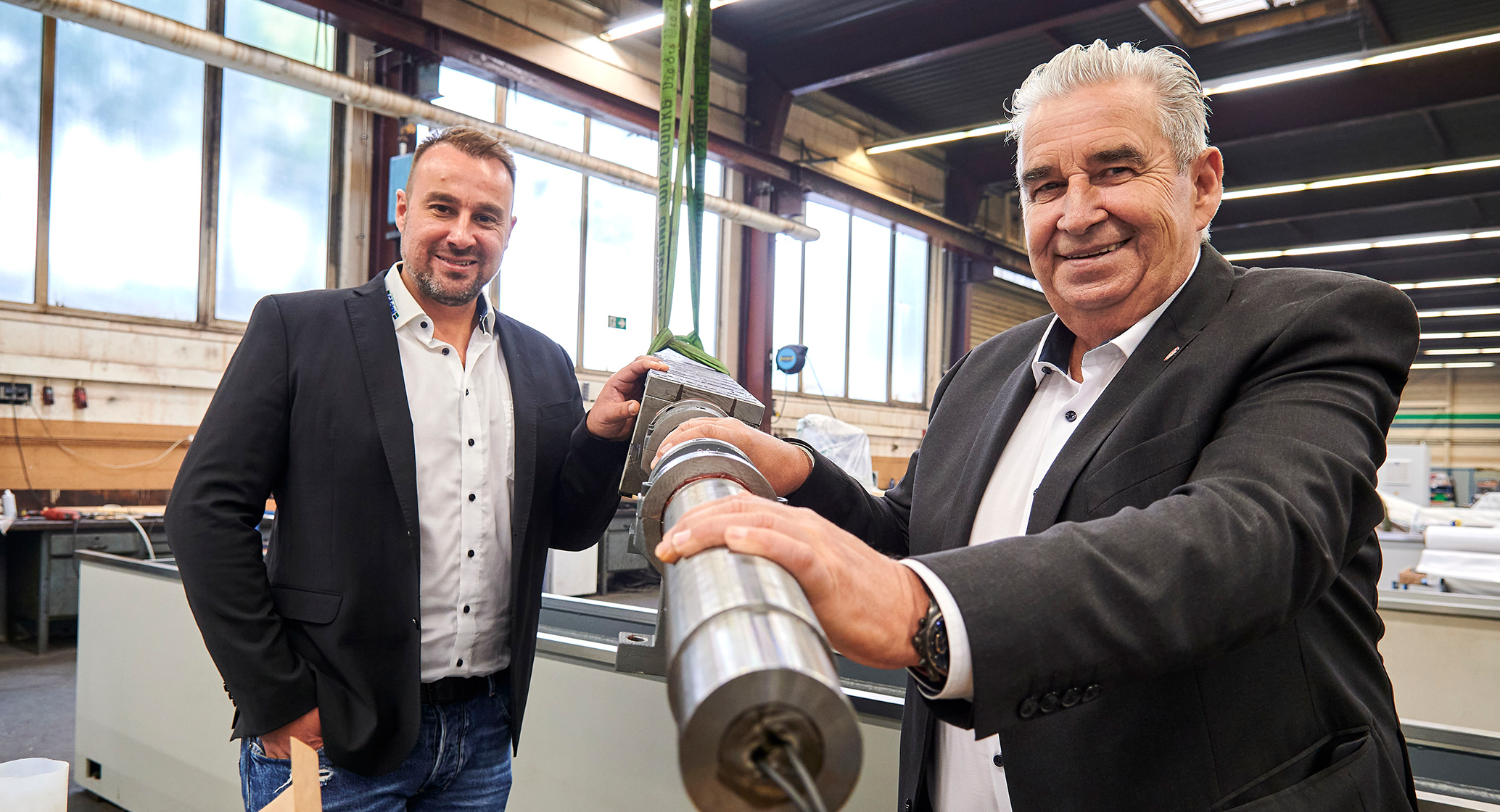 Vater und  Sohn: Uwe und Marco Zimmer (links) mit einem Elektromagnet-Tisch, Herzstück der Maschinen.