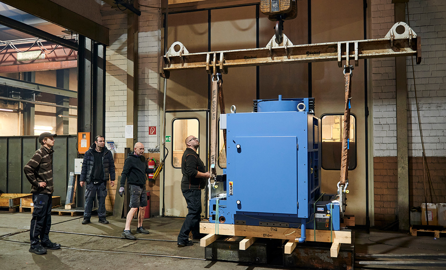 7.000 Kilogramm am Haken: Hier wird der Schleifwagen einer  Maschine verladen.