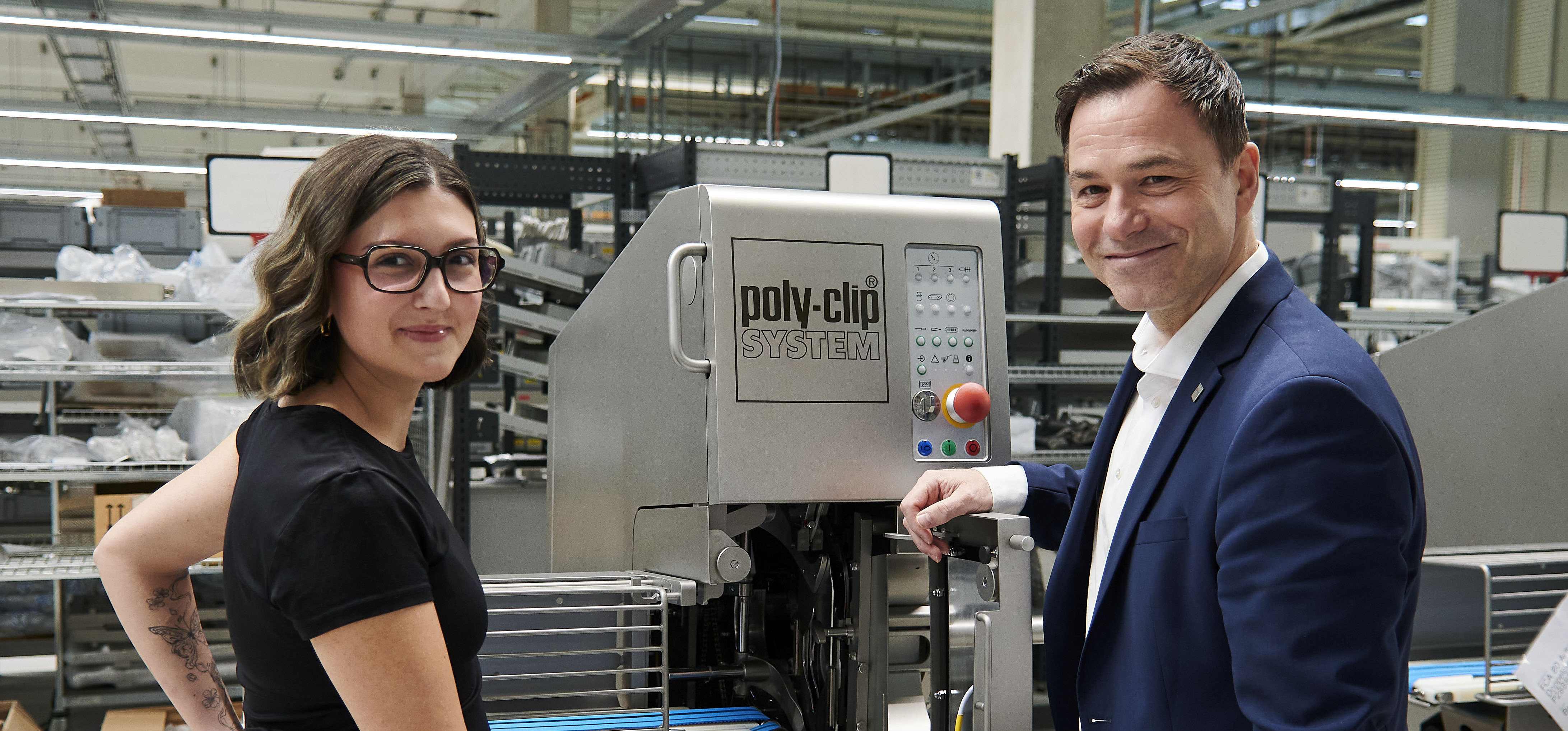 Geschäftsführer Alexander Giehl, im Gespräch mit der hier ausgebildeten Elektrikerin Viktoria Minich.