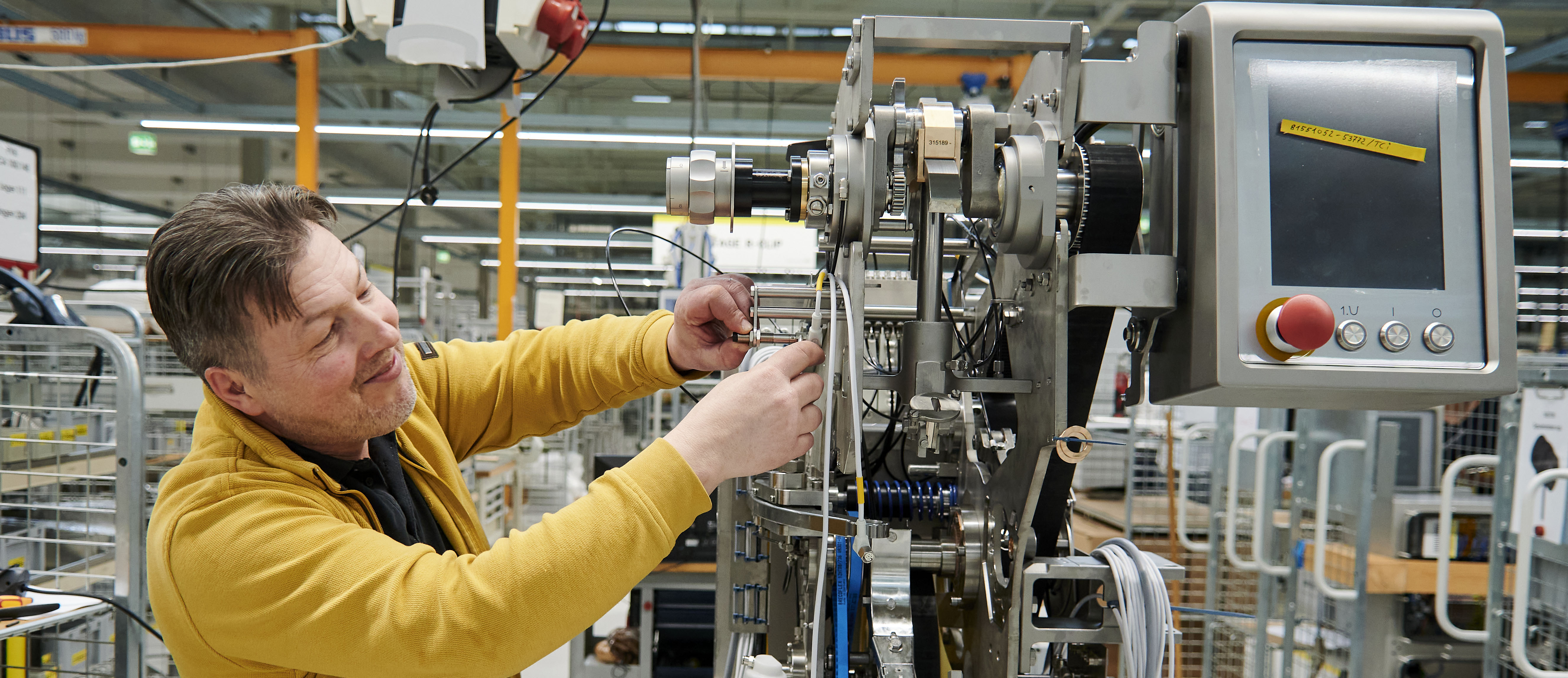 Endmontage: Das Grundmodell, das Elektriker Carsten hier fertigstellt, wurde in einer anderen Abteilung vorgefertigt.