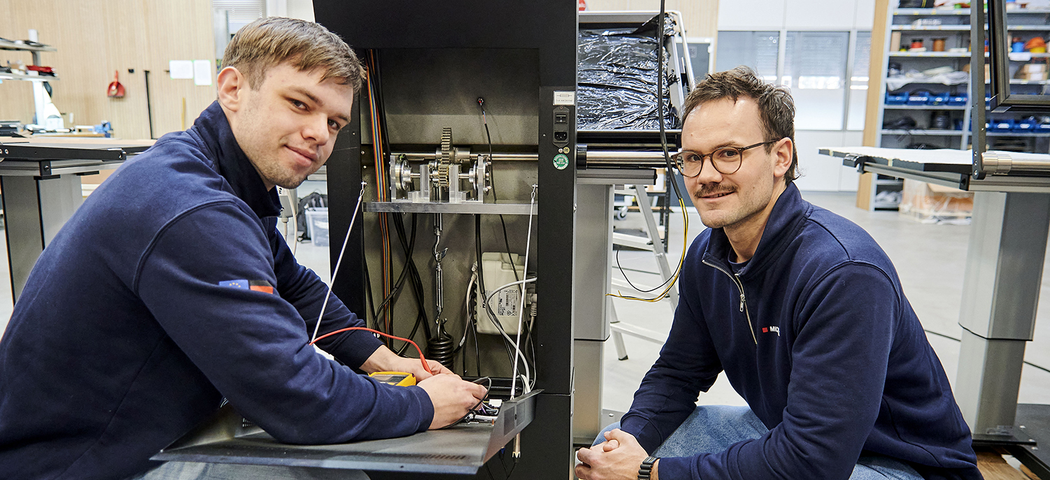 Tim Welp im Gespräch mit Prdoduktionsmitarbeiter Christian