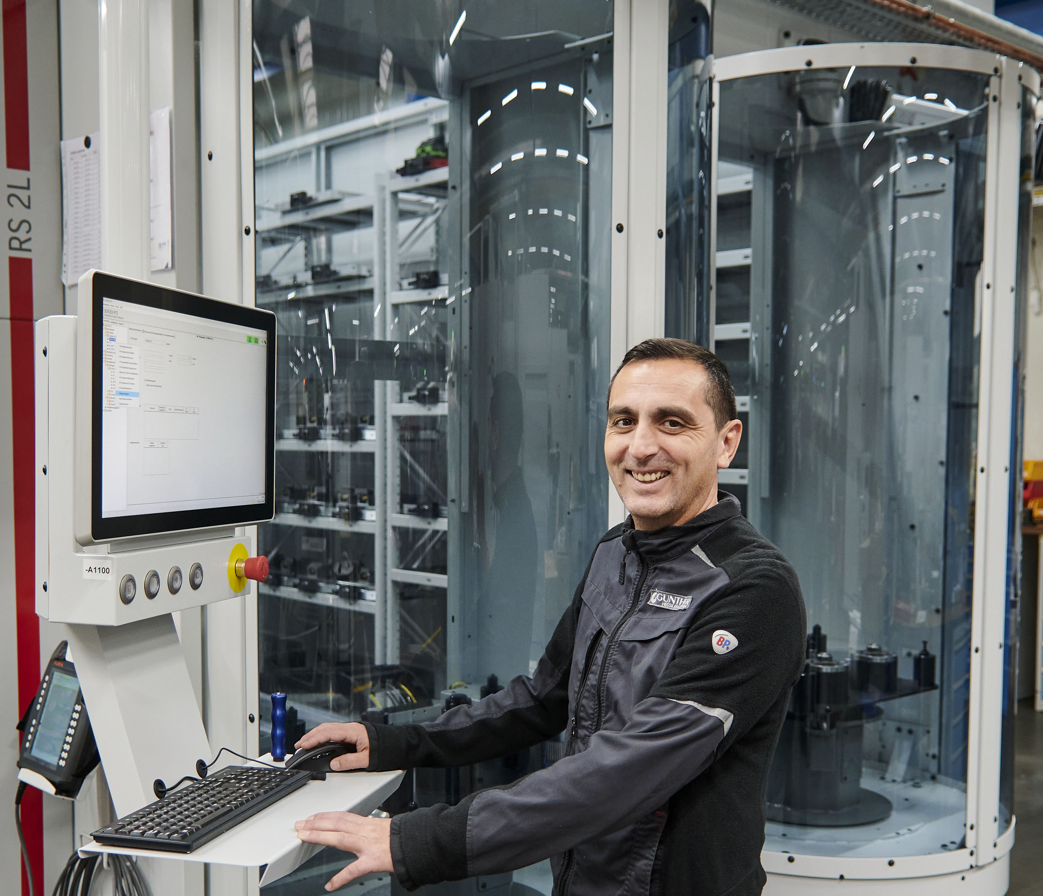 Großinvestition: Mehrere hunderttausend Euro kostete die Robotikanlage, die rund um die Uhr zwei Zerspanungsmaschinen bestückt