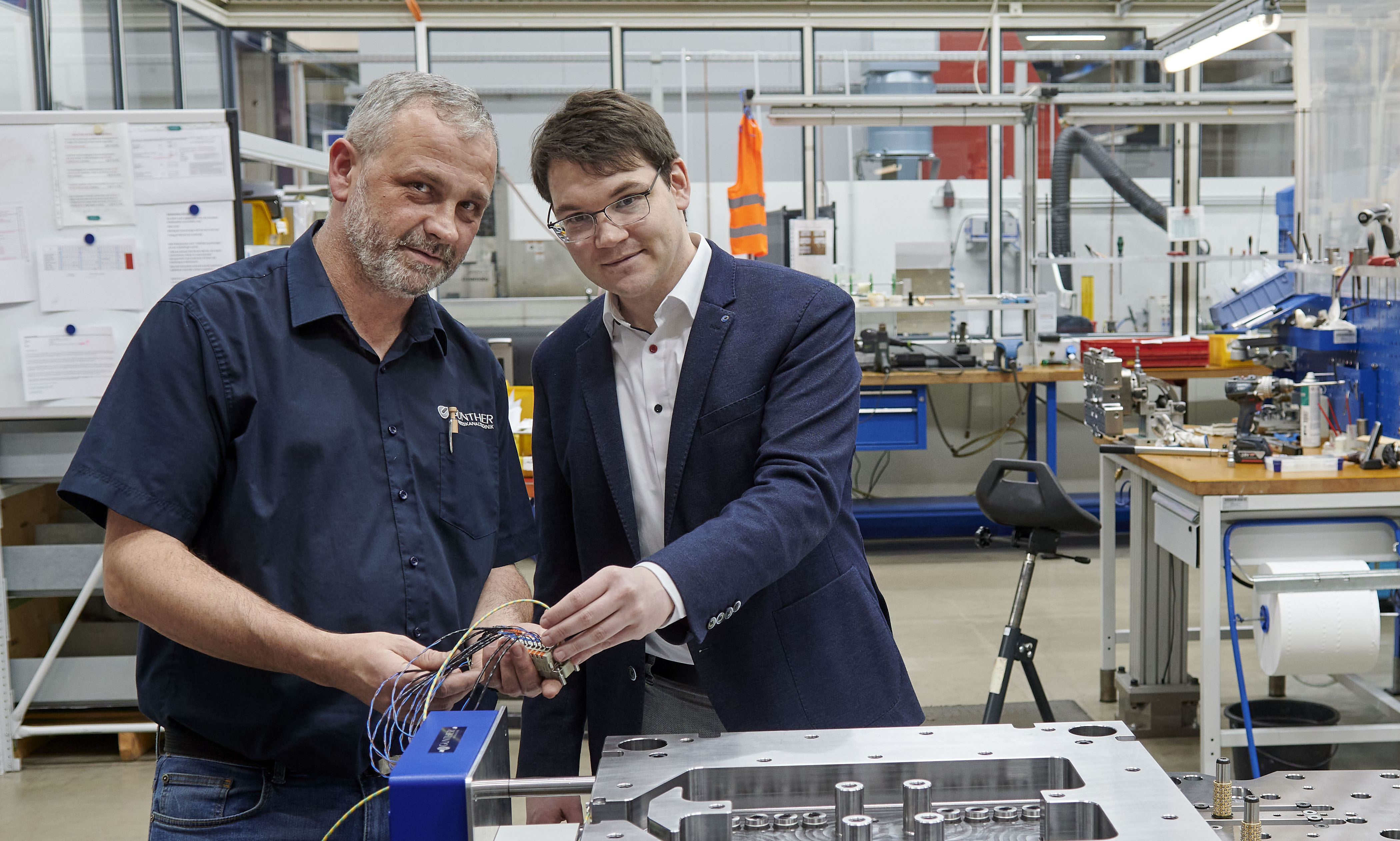 Oft im Betrieb  unterwegs: Geschäftsführer Stefan Sommer (rechts), hier im Gespräch mit Industriemeister Bastian Naumann, der ein Heißkanalsystem montiert.