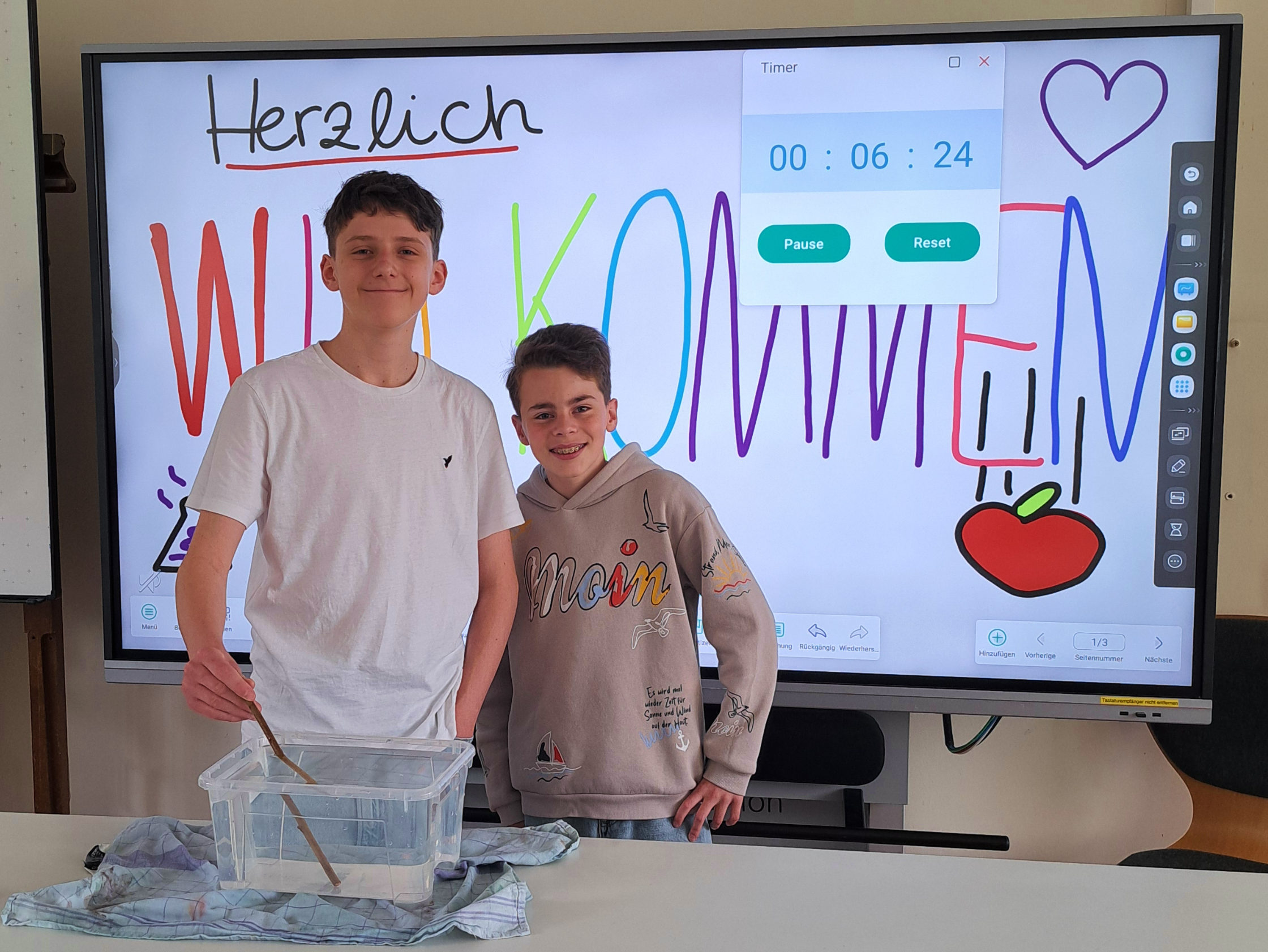 Zwei Schüler der Karl-Rehbein-Schule stellen ihr Experiment vor.
